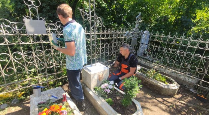 Прихожане Георгиевского храма провели уборку на Всесвятском кладбище