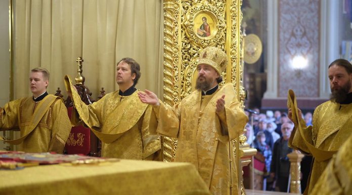 Митрополит Григорий совершил Литургию и посвящение новых сестер милосердия в Екатерининском соборе