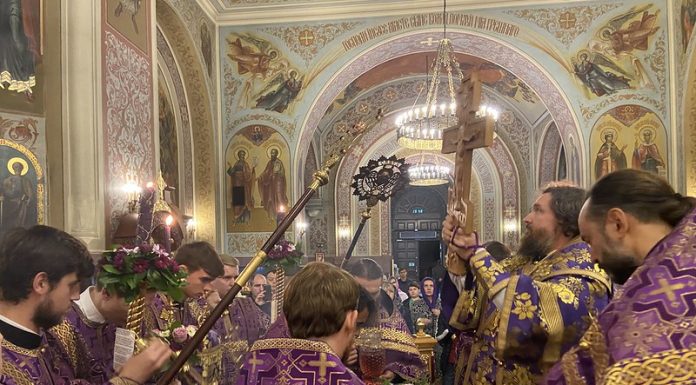 Митрополит Григорий совершил всенощное бдение с чином Воздвижения Креста Господня