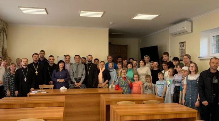 В храме Святого Духа выступил с сольной программой заслуженный артист Кубани Виктор Плужников