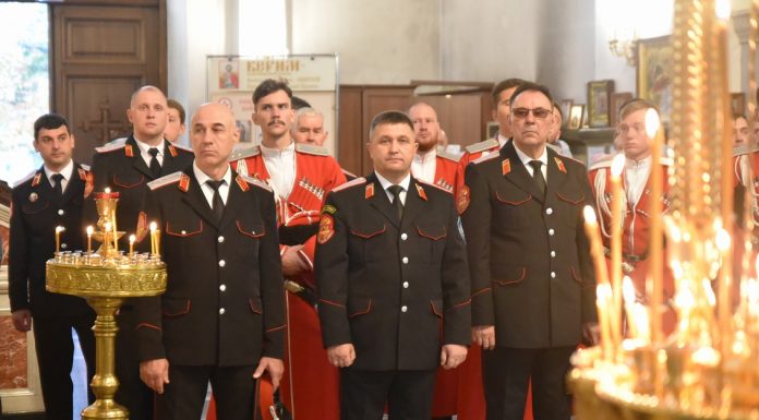 В Александро-Невском соборе состоялась Божественная литургия, за которой молились представители казачества