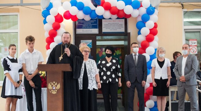 Священники Горячеключевского благочиния посетили торжественные линейки в школах