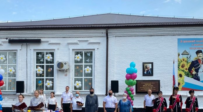 Священник поздравил казачат с Первым звонком