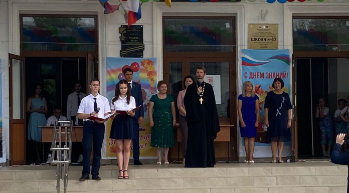 Священник Александр Шигалев принял участие в линейке 47-й школы