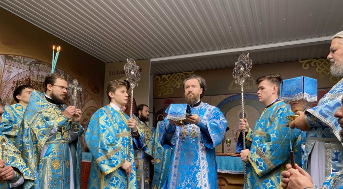 Митрополит Григорий совершил Литургию в молодежном лагере «Дубрава»