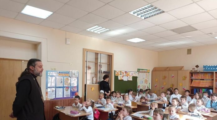 Священник посетил гимназию