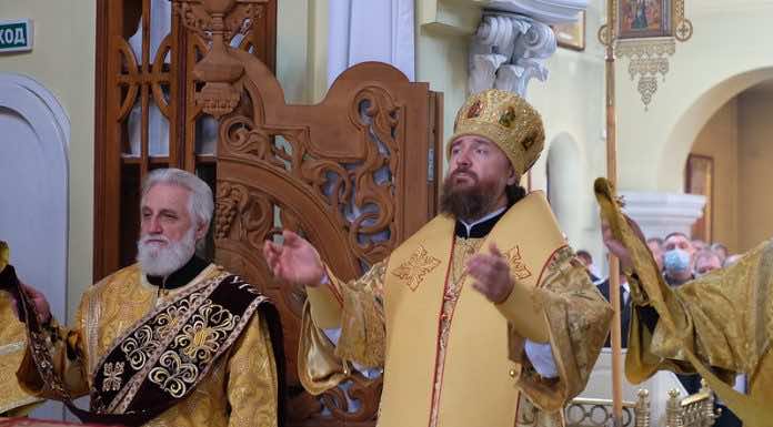 Митрополит Григорий совершил воскресную Литургию в Свято-Покровском храме города Абинска