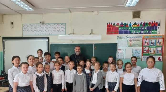 Священник провёл урок в школе