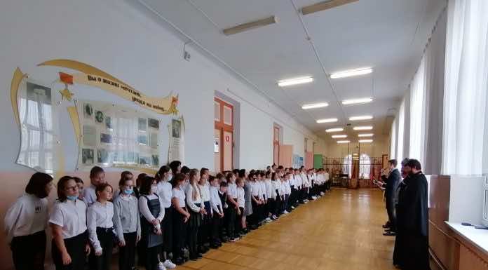 Протоиерей Иоанн Воронов побывал на торжественной линейке в школе № 8