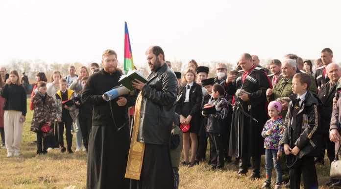 Священник прочитал молитву перед началом благого дела в Казачьем стане на скачках