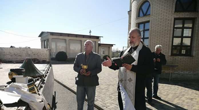 Иерей Максим Белов совершил освящение купола и креста на возводимой часовне свв. мчч. Флора и Лавра