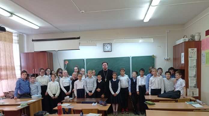 Иерей Владимир Иванов посетил среднюю школу № 49 в рамках программы «Час духовности»
