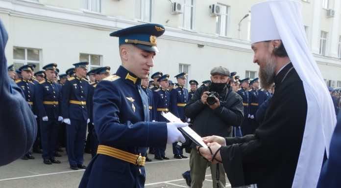 Митрополит Григорий принял участие в торжественной церемонии выпуска офицеров-летчиков