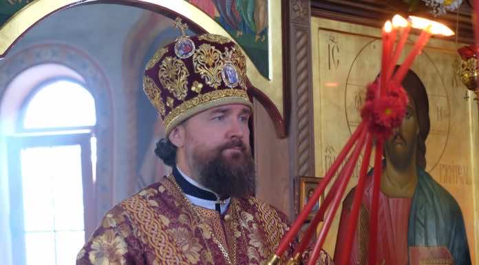 Митрополит Григорий совершил Литургию в храме святого великомученика Димитрия Солунского