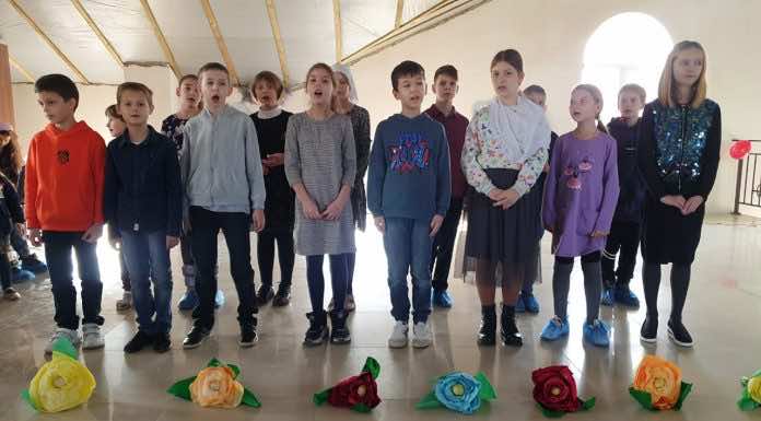 Воспитанники Воскресной школы при Свято-Никольском храме поздравили своих мам