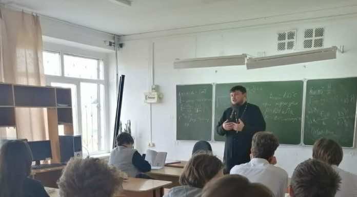 В Горячем Ключе священник встретился со школьниками