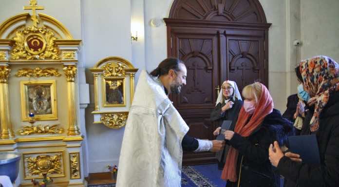 Вручение дипломов выпускницам «Школы сиделок» Свято-Екатерининского кафедрального собора