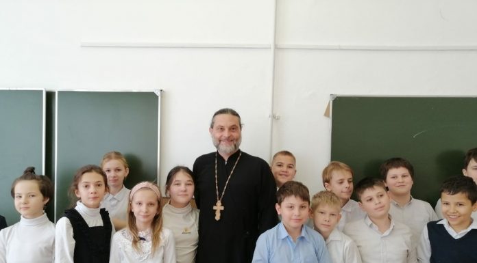 Священник рассказал школьникам о Рождестве Христовом