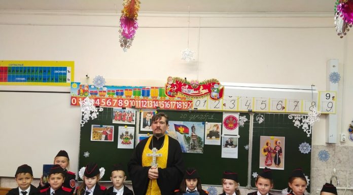 Священник поздравил казачат с праздником