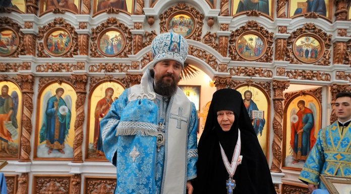 Митрополит Григорий вручил игумении Зосиме (Быстровой) Патриаршую награду — орден преподобной Ефросинии, княгини Московской