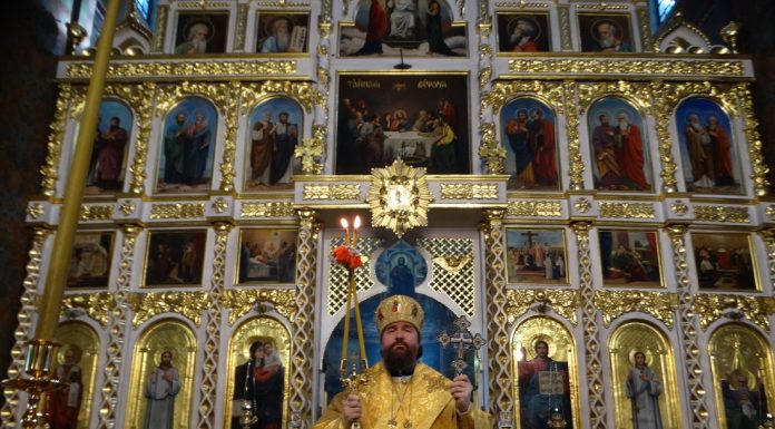 Митрополит Григорий совершил Литургию в Свято-Троицком храме и освящение надгробного креста