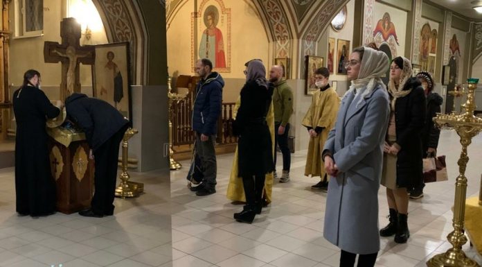 Активисты православного молодежного центра при храме Святого Духа приняли участие в богослужени