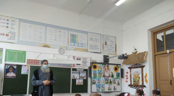 Священник посетил казачью школу