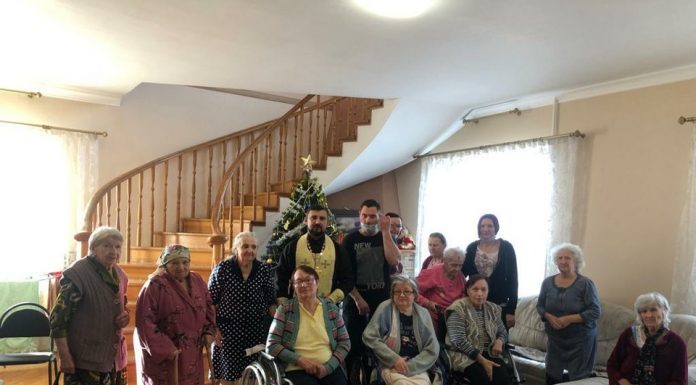 Священник посетил частный пансионат для пожилых людей и инвалидов «Родительский дом»