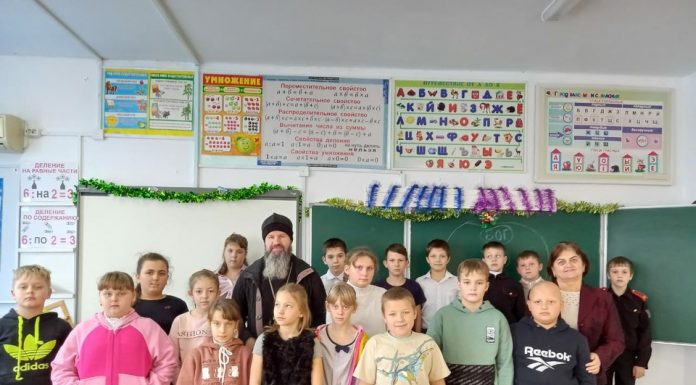 Настоятель храма Рождества Пресвятой Богородицы с. Львовское провел урок в школе № 32 с. Михайловское