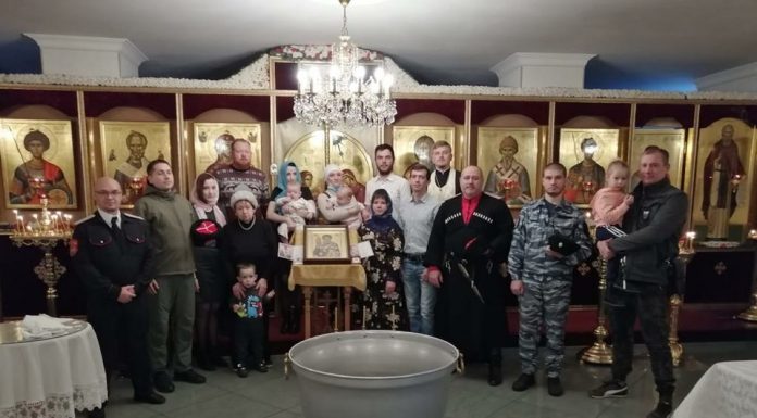 В Сергиевском храме г. Краснодара было совершено Таинство Крещения над несколькими младенцами из семей казаков