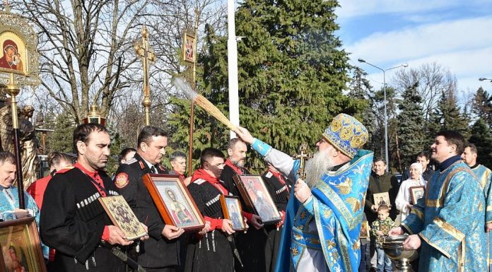 Божественная литургия в Александро-Невском соборе с казаками