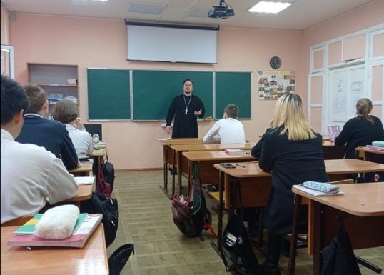 Иерей Владимир Иванов побеседовал с учениками средней школы № 49