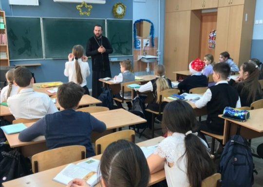 Священник храма Иоанна Крестителя посетил школу № 84