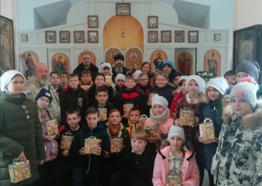 Учащиеся 5«Б» класса школы № 27 села Львовского получили подарки к Новому году и Рождеству