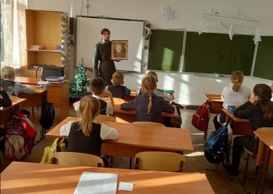 Клирик храма Вознесения Господня встретился со школьниками