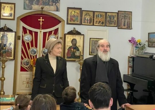 Протоиерей Александр Шабунин и руководитель школы Щербакова Л.Я. провели беседу с воспитанниками