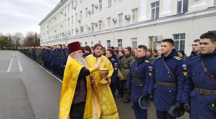 Священник поздравил курсантов и преподавателей Краснодарского высшего военного авиационного училища