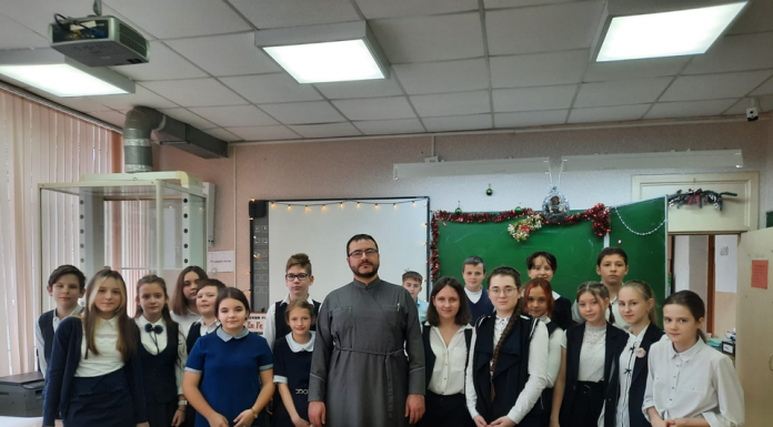 Диакон Евгений Дасов провёл встречу с учениками шестого класса