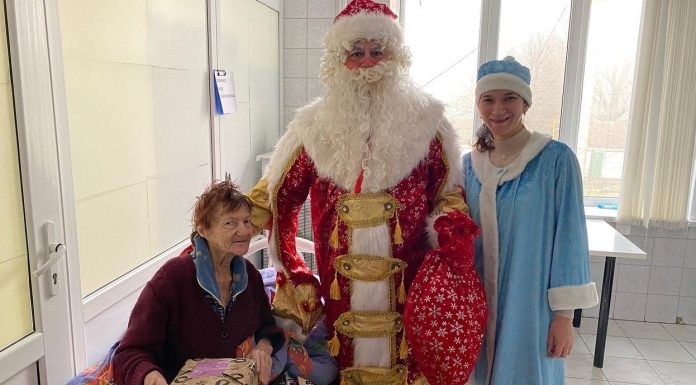 Сестры милосердия поздравили пациентов хосписа с Новым годом