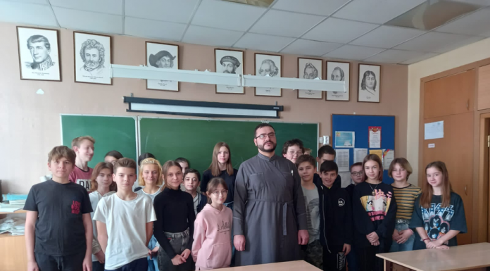 Диакон Евгений Дасов провел встречу с учениками гимназии № 44