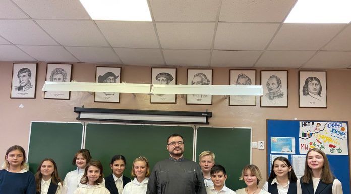 Диакон Евгений Дасов провел встречу с учениками шестых классов гимназии № 44