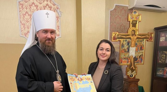 Митрополит Григорий наградил архиерейской грамотой генерального директора радиостанции «КАЗАК FM» Яну Сторожук