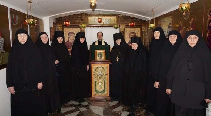 В краснодарском женском монастыре «Всецарица» торжественно одели в послушницы пятерых сестер