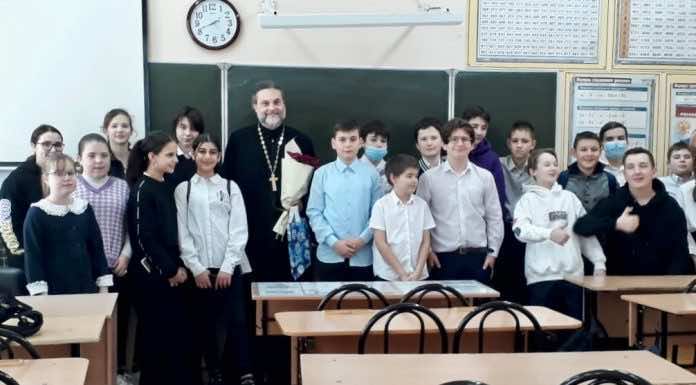 Священник посетил гимназию