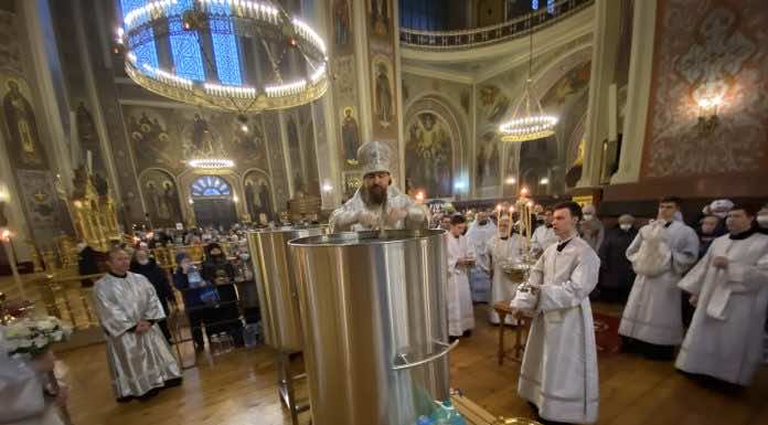 Митрополит Григорий совершил Литургию и великое освящение воды в Крещенский сочельник