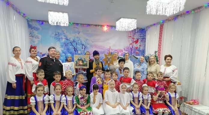 Священник поздравил дошколят с Рождеством Христовым