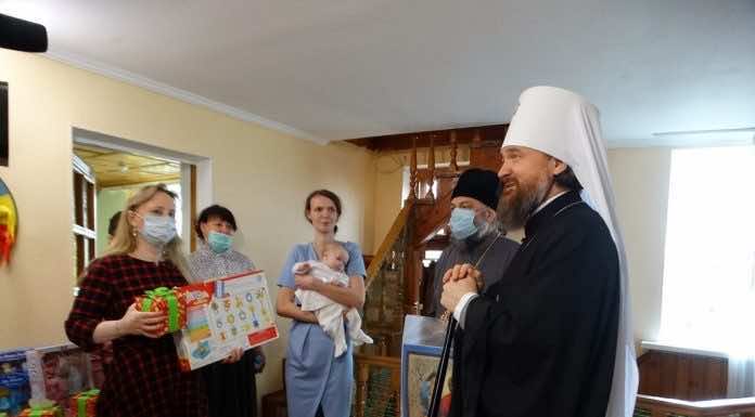 Видеосюжет: Митрополит Григорий поздравил мам и детей кризисного центра «Светлая обитель» с Рождеством Христовым