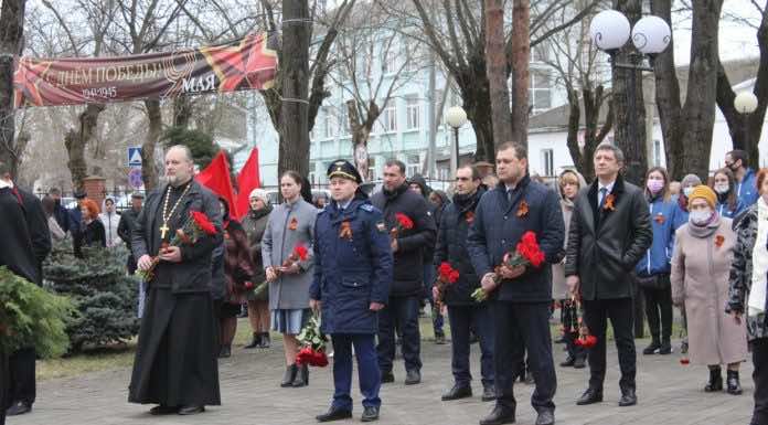 Иерей Максим Белов возложил гирлянду памяти и славы к мемориалу «Вечный огонь»