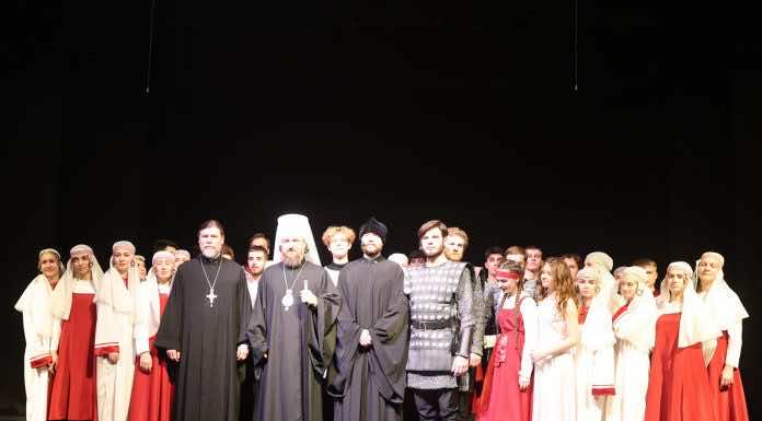 Митрополит Григорий посетил показ спектакля «Время крестное»