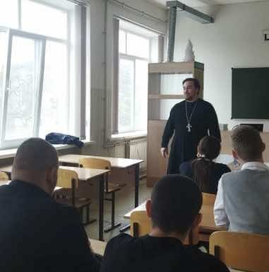 Священник рассказал о Масленице ученикам школы № 49
